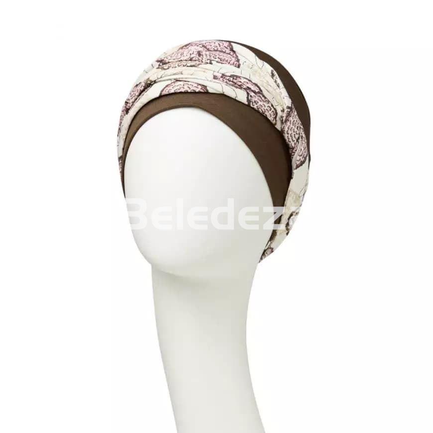 SHAKTI TURBAN DARK BROWN W/ BLOOMING PINKS Turbante Shakti Marrón Oscuro con Banda de Rosas - Imagen 2