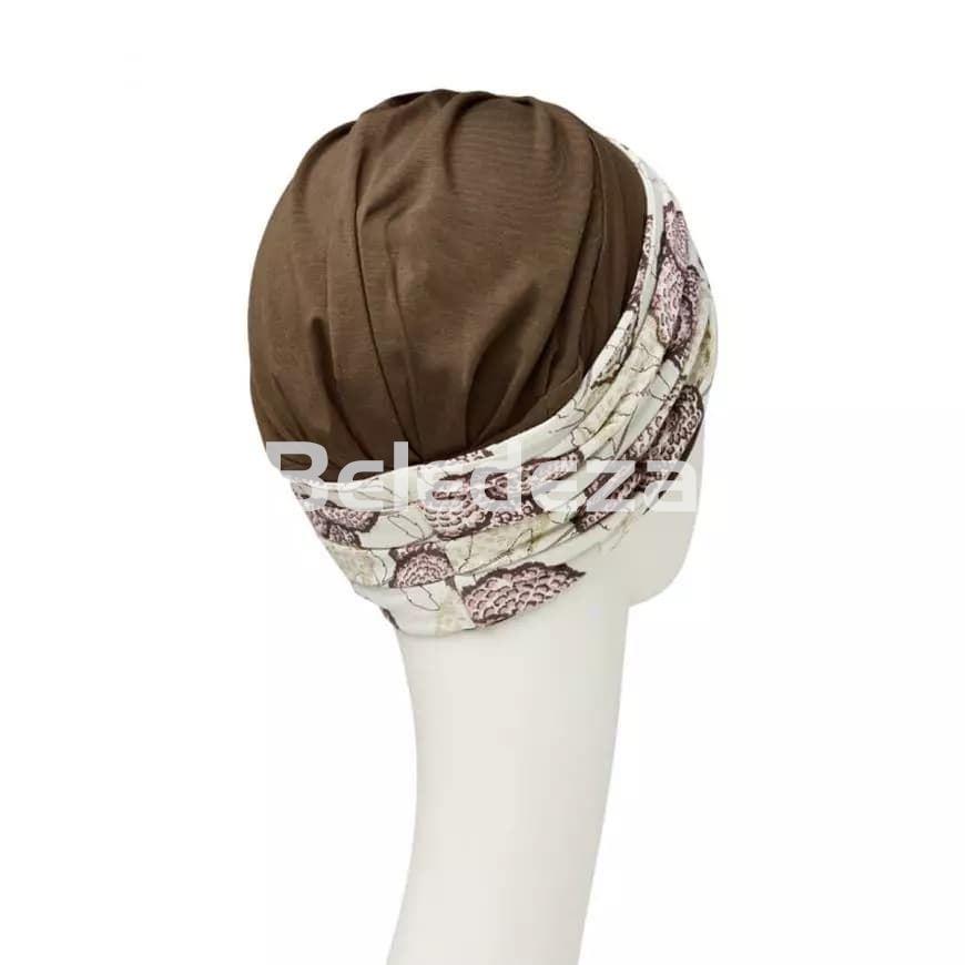 SHAKTI TURBAN DARK BROWN W/ BLOOMING PINKS Turbante Shakti Marrón Oscuro con Banda de Rosas - Imagen 3