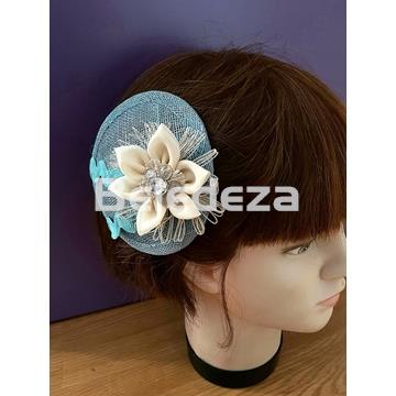 TOCADO AZUL TURQUESA CON FLOR EN TELA MARFIL - Imagen 2