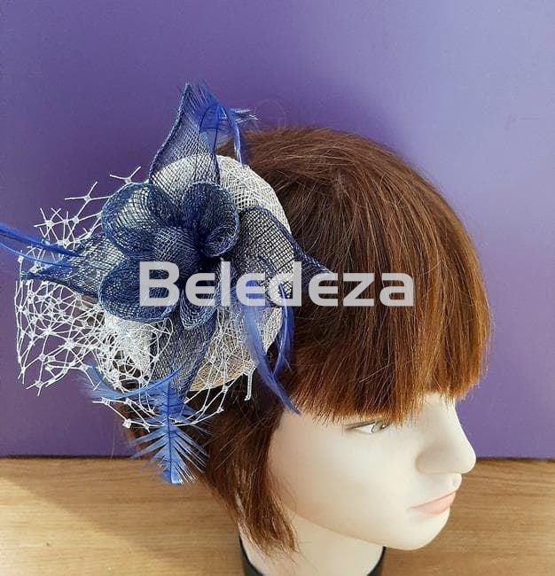 TOCADO BASE BEIGE CON FLOR AZUL OSCURO - Imagen 1