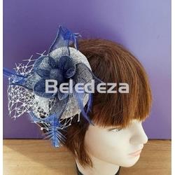 TOCADO BASE BEIGE CON FLOR AZUL OSCURO - Imagen 1