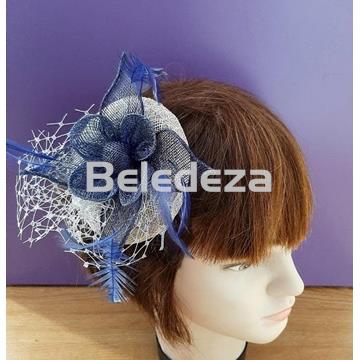 TOCADO BASE BEIGE CON FLOR AZUL OSCURO - Imagen 1