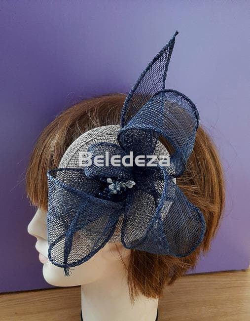 TOCADO BASE BEIGE CON LAZO AZUL MARINO - Imagen 1