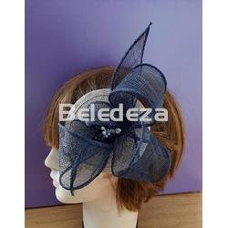 TOCADO BASE BEIGE CON LAZO AZUL MARINO - Imagen 1