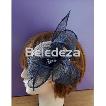 TOCADO BASE BEIGE CON LAZO AZUL MARINO - Imagen 1