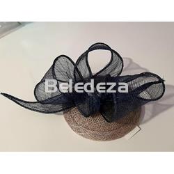 TOCADO BASE BEIGE CON LAZO AZUL MARINO - Imagen 2