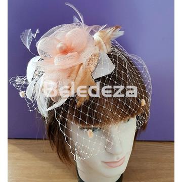 TOCADO CON FLOR Y PLUMAS EN TONOS MELOCOTÓN - Imagen 2